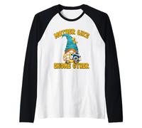 Funny Travel GNOME For Photographer Mom and Retired Grandma Camiseta Manga Raglan