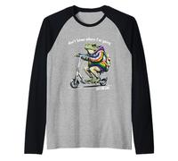 Funny Woke Frog Humor. But I'm Gay Camiseta Manga Raglan