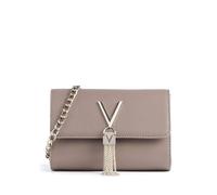 Fusionando sin esfuerzo con el estilo urbano chic de hoy, este bolso bandolera Valentino Divina está fabricado con suave piel sintética que garantiza durabilidad y un aspecto refinado. Su diseño liger