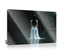 FZFN Decoración de pared de estaño para hombre | Una mujer en un vestido blanco se coloca en un lago oscuro del bosque divertido marcador decorativo (20 x 30 cm)