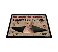GABSHAIM Divertido felpudo de American Staffordshire Terrier con nombre personalizado para perro, cachorro, no Need to Knock I Know You're Here Woof impresión, 35.4 x 23.6 pulgadas, estilo 2