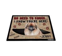 GABSHAIM Divertido felpudo pequinés con nombre personalizado de perro y cachorro, diseño de perro con texto en inglés "No Need to Knock I Know You're Here Woof", 35.4 x 23.6 pulgadas