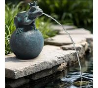 Gárgola solar - Figura de estanque con bomba solar y juego de agua - Decoración de jardín de polirresina en aspecto de bronce - Fuente solar para estanque de jardín y curso de agua (Rey Rana 12 x 12 x
