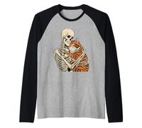 Gato Abrazando Esqueleto - Gatito Espeluznante Amante de los Gatos de Halloween Camiseta Manga Raglan