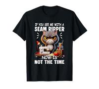 Gato cosiendo «You See Me with a Seas Ripper», Ahora no es el Momento Camiseta