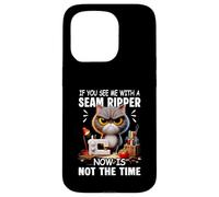 Gato cosiendo «You See Me with a Seas Ripper», Ahora no es el Momento Carcasa para iPhone 15 Pro