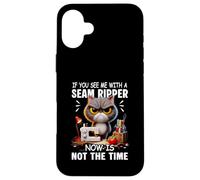 Gato cosiendo «You See Me with a Seas Ripper», Ahora no es el Momento Carcasa para iPhone 16 Plus