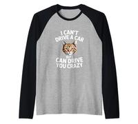 Gato Gracioso Diciendo Que no Puedo Conducir un Coche, Pero Puedo Conducir Camiseta Manga Raglan