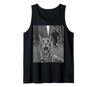Gato Selfie asustado perseguido por Sasquatch a través del bosque Camiseta sin Mangas