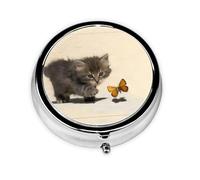 Gato y mariposa. Este pequeño pastillero redondo de viaje de tres compartimentos es perfecto para almacenar medicamentos diarios, vitaminas y sobre la marcha.