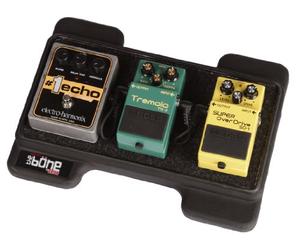 Gator Estuches Tablero de pedal de guitarra de polietileno moldeado rotacionalmente Mini Bone con bolsa de transporte estilo Cinch; Fabricado en EE. UU., 12,5" x 6" x 2" (G-MINI BONE)