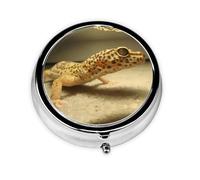Gecko de leopardo arena. Este pequeño pastillero redondo es un organizador portátil de medicamentos de viaje con tres compartimentos para almacenar medicamentos diarios.