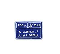 Gemelolandia | Parche Bordado Termoadhesivo Señal A Llorar A La Lloreria - Edición Limitada - 9.5 x 6.5 cm - Ideal para mochilas y ropa