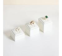 GemeShou 3 soportes de exhibición de anillos de joyería de cuero, soporte de exhibición de anillo blanco para venta, soporte de anillo de joyería de forma cuadrada para decoración del hogar 【Soporte