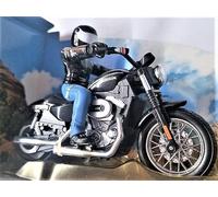Generico Precioso y raro modelo en escalera radiocontrol 1/18 Moto H. D. XL 1200N Nightster con piloto con casco integral
