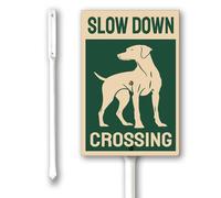 Geroclonup Divertido letrero de patio con texto en inglés "Slow Down Dog Crossing Yard Sign" de 8 x 12 pulgadas, placa de jardín de aluminio, resistente al agua, con estaca de 12.8 pulgadas