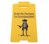Gettimore Letrero humorístico de escritorio Hold On I'm Overstimulated, decoración de oficina de vaquero de rana caprichosa, adorno de escritorio de plástico para compañeros de trabajo, amarillo (L)