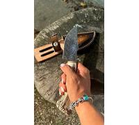 Gilberto Ferreira Faca de Esfolar Artesanal em Aço Damasco Forjado à Mão, Cabo em Chifre de Veado e Coldre em pele Genuína.