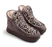 GIOSEPPO Botín mujer Taupe en piel de serraje estilo australianas y detalle animal print. Interior de pelo con suela flexible y plantilla acolchada. Incluye cuña interna de: 3,5 cm. Altura caña 12 cm.