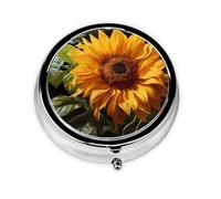 Girasol amarillo sobre fondo marrón. Este pequeño pastillero redondo de viaje de tres compartimentos es perfecto para almacenar medicamentos diarios, vitaminas y sobre la marcha.