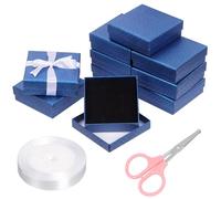 GLARKS Juego de 12 cajas de regalo para joyas azul bebé, 9 x 9 x 3 cm, con tijeras rosas y cinta de poliéster blanca de 1,5 x 225 cm, diseño de diamante, para collares, pendientes, pulseras, cajas