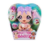 Glitter Babyz Muñeca Lila Wildboom - Con 3 cambios de color mágicos, pelo morado y vestido de flores - Incluye pañal, biberón y chupete reutilizables - Para coleccionar - Edad: 3+ años