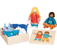 goki 51482 Fynja & Fabio - Caja de Ropa de Madera y Textil, Figuras de Madera sostenibles y Ropa a Juego, muñecas de Madera Resistentes y móviles para niños, Incluye Caja de Madera, Juego de 20, a