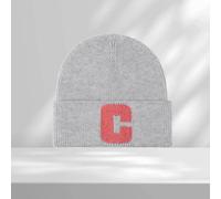 Gorro de punto acanalado con parche de marca para un uso cálido y moderno en invierno