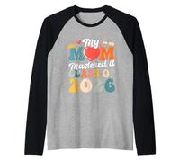 Graduación Masters My Mom Mastered It Clase de 2026 Camiseta Manga Raglan