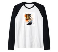 Gráfico de declaración Cada paso cuenta para un ambiente positivo Camiseta Manga Raglan