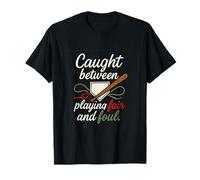 Gráfico de humor de béisbol atrapado entre justo y sucio Camiseta
