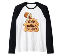 Gráfico de un Poco de lío Pero Haciendo mi Mejor café derramado Camiseta Manga Raglan