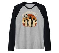 Gráfico divertido de pingüinos protesta contra los aranceles Camiseta Manga Raglan