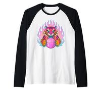 Gráfico Y2K Tiger sosteniendo una Esfera de Discoteca Rosa Camiseta Manga Raglan