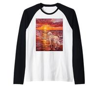 Gran Perro de los Pirineos en una Puesta de Sol Obra de Arte de Verano Camiseta Manga Raglan