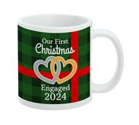 GRAPHICS & MORE Our First Christmas Engaged 2024 - Taza de café de cerámica a cuadros verdes, tazas de regalo novedosas para café, té y bebidas calientes, 11 onzas, color blanco