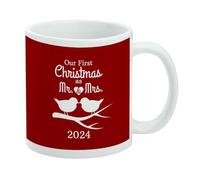 GRAPHICS & MORE Taza de café de cerámica con fondo rojo con texto en inglés "Our First Christmas as Mr and Mrs 2024 Married Kissing Birds", novedosas tazas de regalo para café, té y bebidas calientes