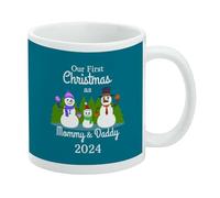GRAPHICS & MORE Taza de café de cerámica con texto en inglés "Our First Christmas as Mommy and Daddy" 2024 - Taza de café de cerámica para café, té y bebidas calientes, 11 onzas, color blanco