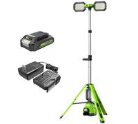 Greenworks Luz de trabajo LED híbrida de 24 V y 3000 lúmenes (CA/CC) de doble cabeza, luz de torre de doble potencia con base de trípode plegable y eje telescópico, 3 modos, con batería de 2 Ah y