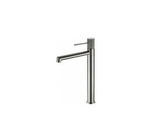 Grifo monomando para lavabo con un diseño moderno de caño alto en color níquel cepillado Line de Imex - Sin válvula