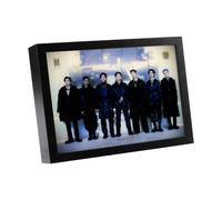 Grupo Erik Cuadro BTS K-Pop - Marco Decorativo con Luz LED, Merchandising Oficial BTS, Cuadros Decoración Dormitorio | Lámpara Escritorio BTS: 3 Tonos de Luz y 5 Niveles de Brillo, 20 x 28 cm
