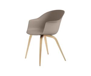 GUBI Silla Bat New beige. base de roble lacado mate