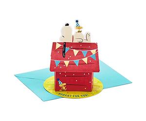 Hallmark Paper Wonder Peanuts - Tarjeta de cumpleaños desplegable, diseño de casa de perro de Snoopy