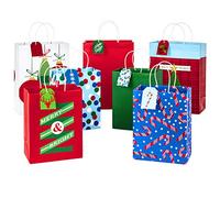 Hallmark Paquete de bolsas de regalo surtidas de Navidad con etiquetas de regalo Mix-n-Match, tradicionales (paquete de 7: 3 grandes de 13 pulgadas, 4 bolsas de regalo medianas de 9 pulgadas; 7