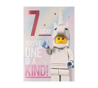 Hallmark Tarjeta de cumpleaños de 7 años, diseño de mini higo de Lego