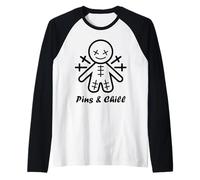 Halloween Horror Pins and Chill Funny Voodoo Doll Camiseta Manga Raglan