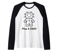 Halloween Horror Pins and Chill Funny Voodoo Doll Camiseta Manga Raglan