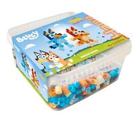 Hama Bluey - Caja de manualidades Maxi Beads - 900 cuentas de fusibles para planchar, tablero de clavijas grande, hoja de diseño, cuerda y papel de planchado - Kit de arte y manualidades para niños a