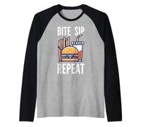 Hamburguesa, papas fritas, bebida. Morder. Sorbo. Repetir. Camiseta Manga Raglan