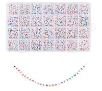 HANDI STITCH (Pack de 1620 Abalorios para Hacer Pulseras Plástico Blanco A-Z con Caja de Almacenaje Abalorios Pulseras Redondos 7 mm Letras coloridas e Hilo Cristal para Brazaletes, Collares, Joyas